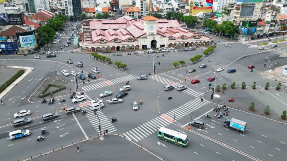 Ben Thanh Market is located at the intersection of Phan Boi Chau, Phan Chu Trinh, Le Thanh Ton streets and opposite Quach Thi Trang Park
